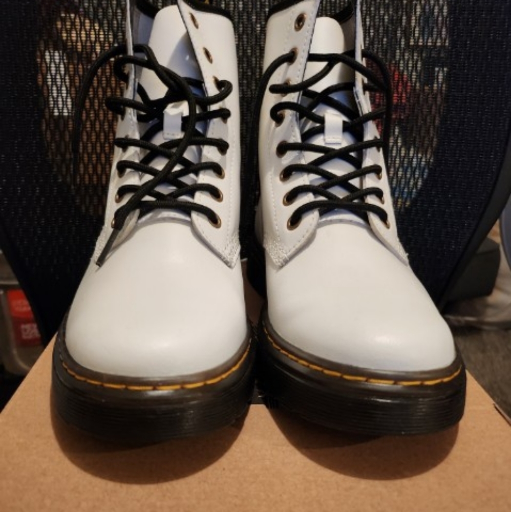 1460 Smooth Leather Lace Up Boots Dr Martens